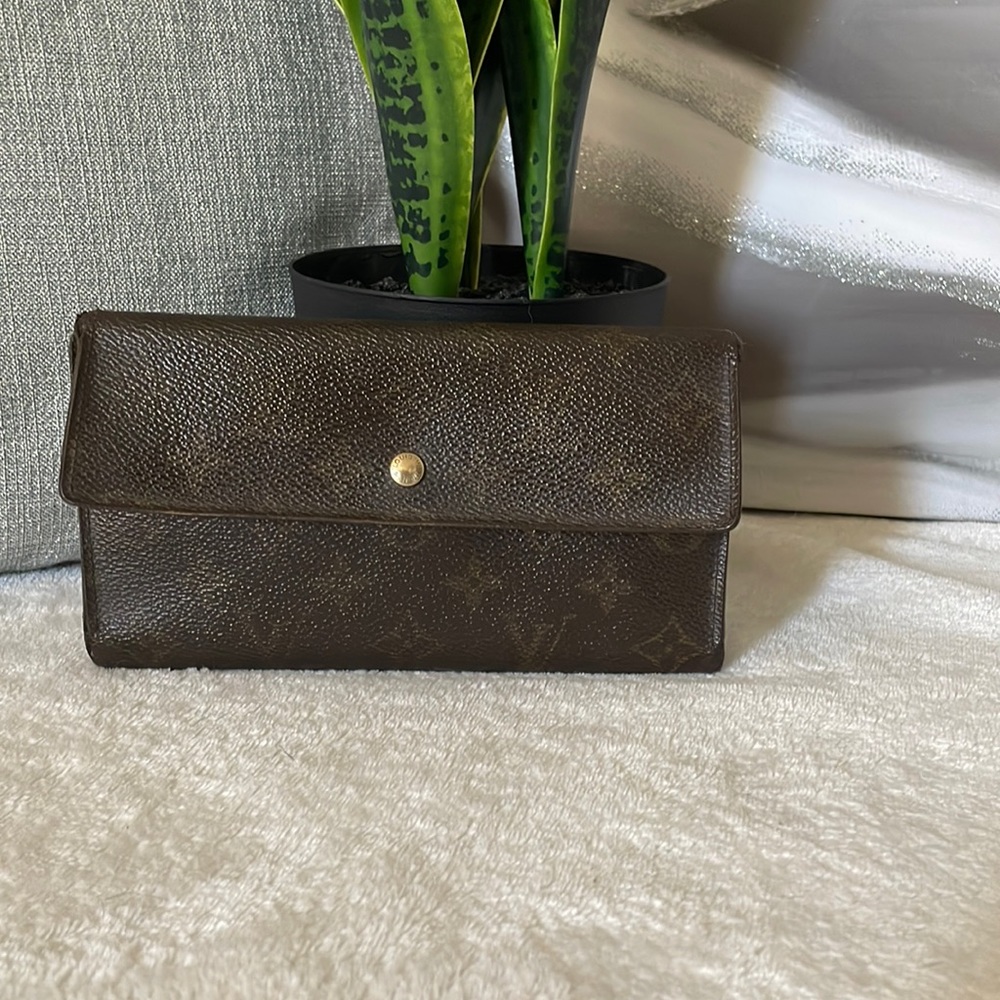 TH1021 EUC Louis Vuitton International Wallet